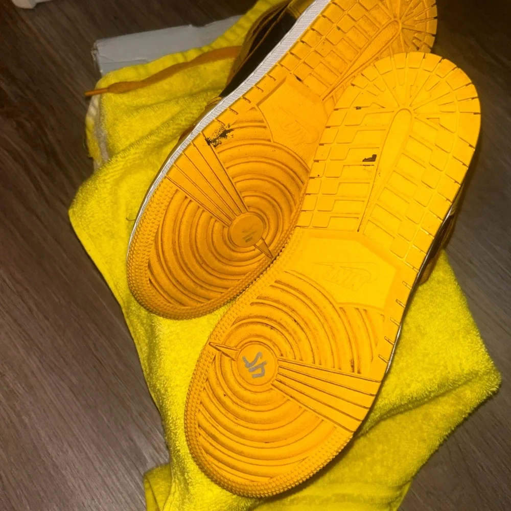 Jordan High OG Pollen Black Yellow Sneakers - Picture 5 of 9